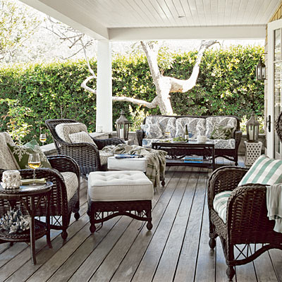 pacific palisades deck with landscaped hedge in background