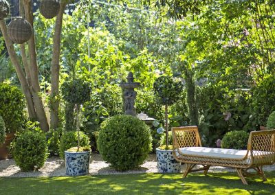 outdoor sitting area with hanging lights